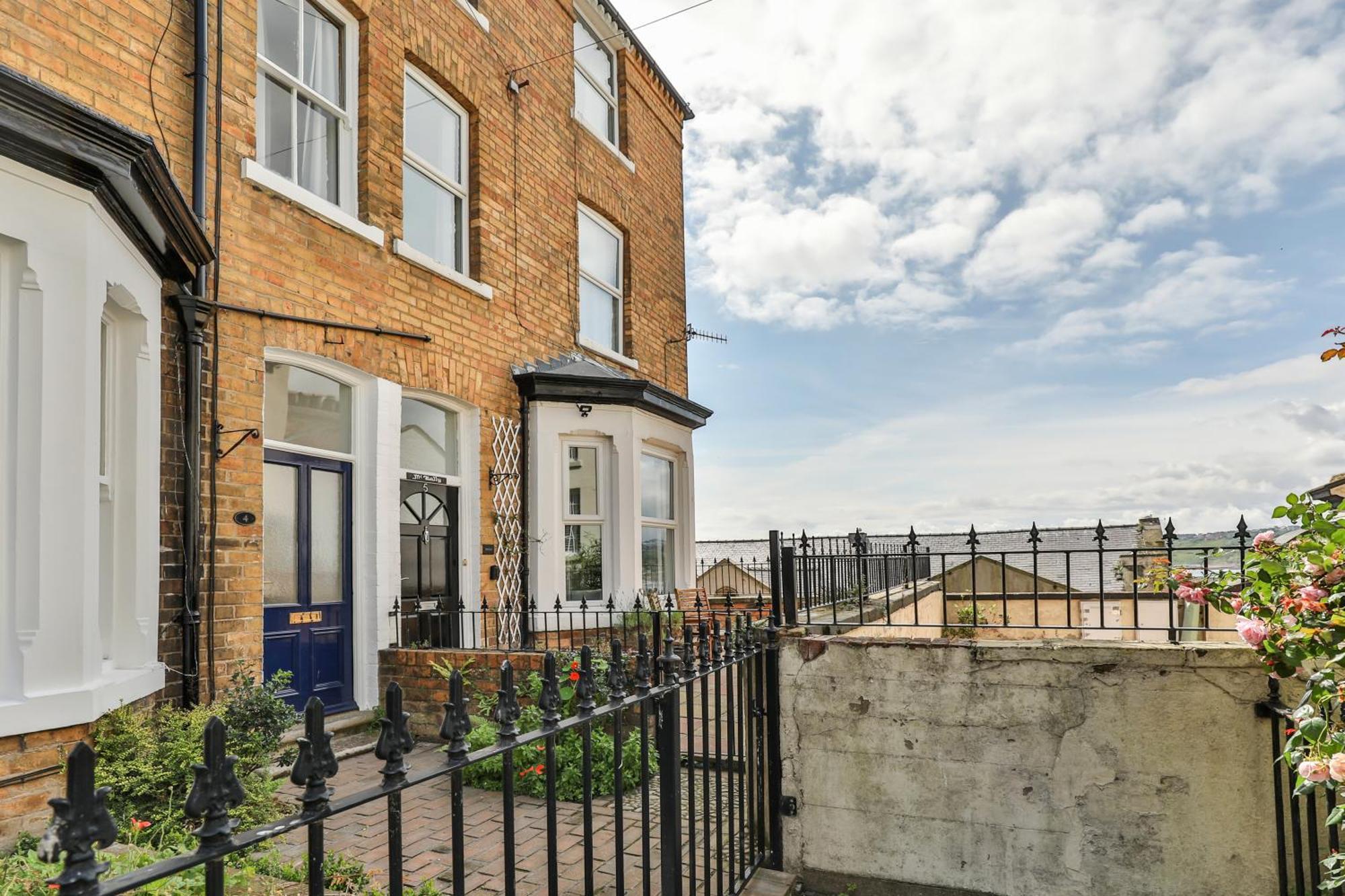 Kitson House - Sea Views, 1 Min Walk To Harbour Holiday home *