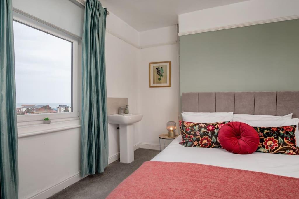 Kitson House - Sea Views, 1 Min Walk To Harbour * Scarborough